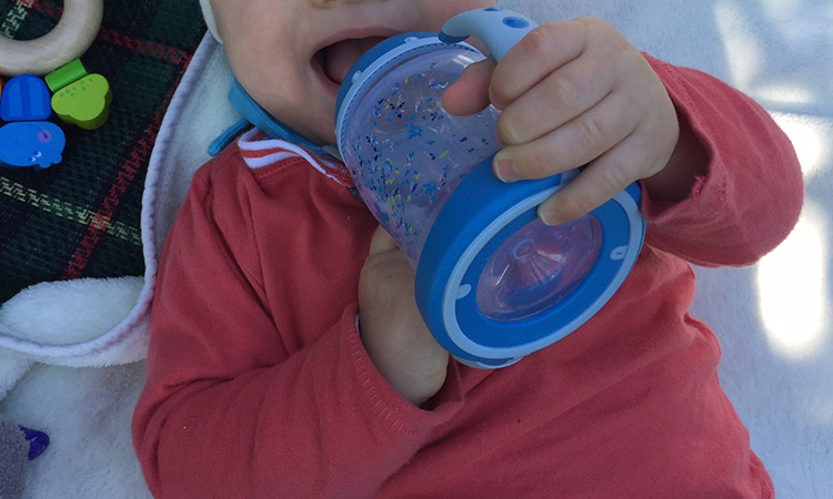 Welches und wie viel Wasser sollte mein Baby trinken?