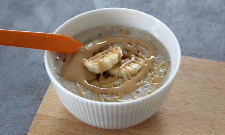 Babybrei mit Banane und Erdnussmus (Abendbrei bzw. Milch-Getreide-Brei)