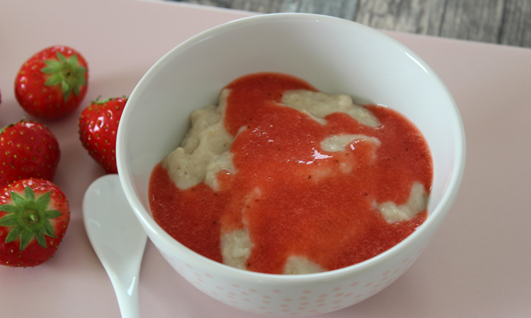 Babybrei mit Schmelzflocken und Erdbeeren (Abendbrei bzw. Milch-Getreide-Brei)