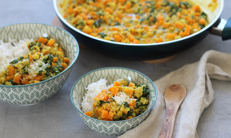 Vegetarisches Curry mit Süßkartoffel, Spinat und Linsen