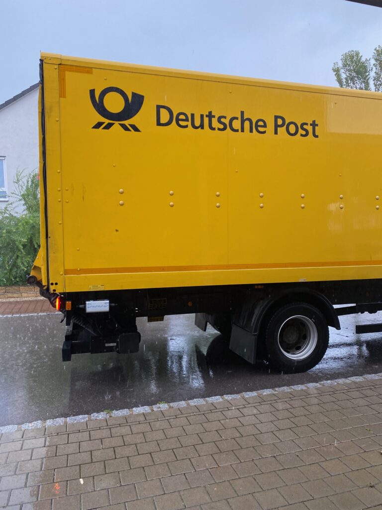 Post LKW kommt
